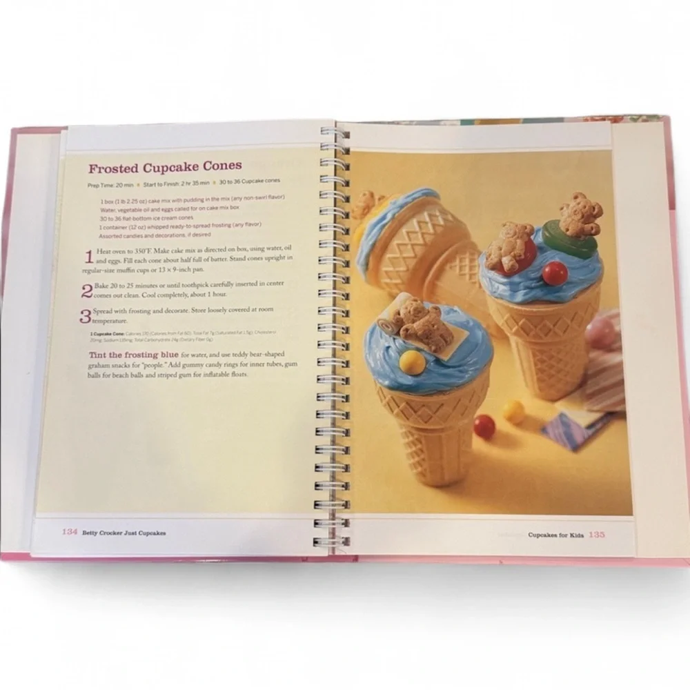 Betty Crocker Just Cupcakes Cookbook 100 Recipes Baking Book